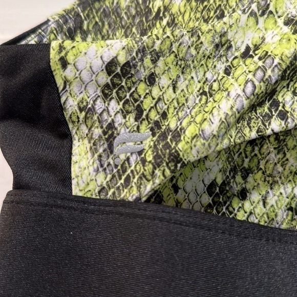 FABLETICS Women’s No-Bounce Sport Bra Zip Up Medium Animal Print - Picture 8 of 8